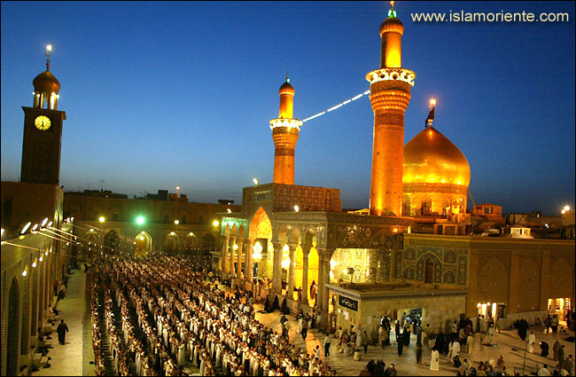 Pilgrims to the Hoy Shrine of Imam al-Hussein in Karbala - Irak