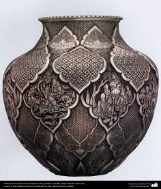 Arte islamica-Qalam zani (Decorare in rilievo)-Il vaso goffrato d'argento-95