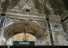 معماری اسلامی - نمای داخلی گنبد أینه کاری شده ایوان و درب ورودیه ضریح حرم حضرت معصومه (س) در شهر مقدس قم - 3