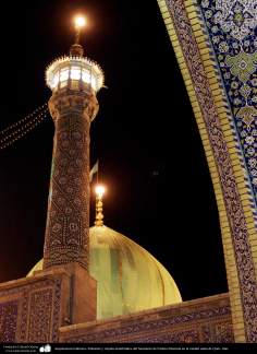 Architecture islamique -  les dômes et les minarets et les murs carrelés  du sanctuaire de Fitima Ma'soumeh, Qom,  Iran