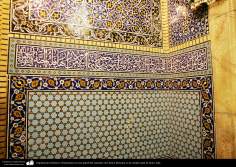 Architecture islamique -  plafond carrelé avec des motifs géométriques et des fleurs du sanctuaire de Fitima Ma'soumeh, Qom,  Iran - 3