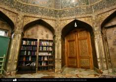 معماری اسلامی - نمایی از سالن قدیمی و دیوار های کاشی کاری شده حرم حضرت معصومه در نزدیکی ضریح آن حضرت - شهر مقدس قم 