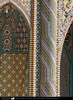 L&#039;architecture islamique. Vue Colonne - Sanctuaire de Fatima Masuma dans la ville sainte de Qom