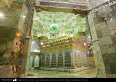 معماری اسلامی - نمایی از ضریح حضرت معصومه (س) و سقف آینه کاری شده حرم آن حضرت در شهر مقدس قم 