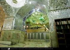 Architettura islamica-Vista di Zarih(Parte esteriore di mausoleo) e pareti incrostate  di pezzi dello specchio- Città santa di Qom