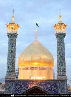 Architettura islamica - Vista della cupola e minareti nello splendido Santuario di Fatima Masuma(AS) — Sahn Atiqh — I raffinati mosaici di piastrelle azzurre // Città santa di Qom