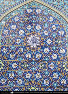 معماری اسلامی - کاشی ستاره سلیمان با آیات قرآن استفاده شده در محراب حضرت فاطمه معصومه (ع) در قم، ایران - 63