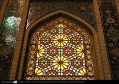 اسلامی معماری - شہر قم میں حضرت معصومہ (س) کے روضہ میں رنگی شیشہ سے کھڑکی کی سجاوٹ اور دیواروں پر کاشی کاری (ٹائل) - ۳
