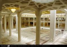Arquitectura Islámica- Vista del salón columnado de  la oración - Santuario de Fátima Masuma en la ciudad santa de Qom, Irán (122)
