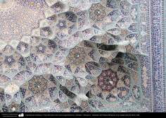 Architecture islamique -  plafond carrelé avec des motifs géométriques et des fleurs du sanctuaire de Fitima Ma&#039;soumeh, Qom,  Iran - 55