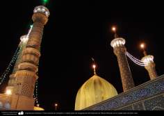  L&#039;architecture islamique. Vue de nuit de minarets et le dôme avant inauguration du Sanctuaire de Fatima Masuma dans la ville sainte de Qom