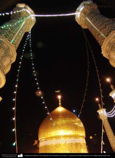  L&#039;architecture islamique. Vue aérienne la nuit du sanctuaire de Fatima Masuma dans la ville sainte de Qom