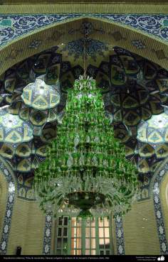معماری اسلامی - نمایی از سقف کاشی کاری شده و لوستر آویزان مسجد جمکران - قم،ایران