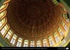 Architettura islamica-Vista interna di cupola rivestita di piastrelle e Muqarnas di moschea di Giamcharan,Qom(Iran)