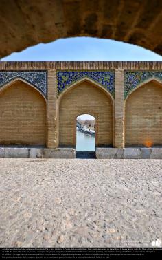 معماری اسلامی - نمای جزیی از پل خواجو در اصفهان که بر روی رودخانه زاینده رود در زمان شاه صفوی، شاه عباس دوم ساخته شده است - (26)