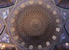 معماری اسلامی - نمای داخلی گنبد کاشی کاری شده مسجد شیخ لطف الله در شهر اصفهان 
