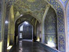 اسلامی فن تعمیر - شہر اصفہان میں &quot;شیخ لطف اللہ&quot; نام کی تاریخی مسجد کی کاشی کاری (ٹائل کا فن) ، ایران - ۳