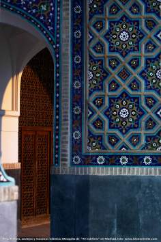 Arquitetura, azulejos e mosaicos islâmicos da mesquita 72 mártires da cidade Sagrada de Mashad, Irã - 15 