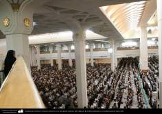 Arquitetura Islâmica - Oração coletiva no salão Imam Khomeini, no Santuário de Fátima Masuma (AS) 
