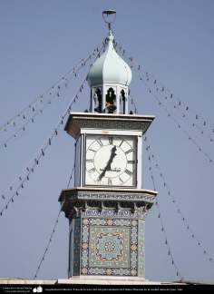 Architettura islamica-Vista di minareto di orologio del santuario di Fatima Masuma Nella città santa di Qom-82