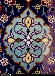 اسلامی معماری - شہر قم میں حضرت معصومہ (س) کے روضہ میں کاشی کاری (ٹائل) کا ایک نمونہ اور پہول پتی کی ڈیزاین، ایران - ۶۹