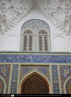معماری اسلامی - نمایی از کاشی کاری، مقرنس کاری حرم حضرت فاطمه معصومه (س) در شهرستان مقدس قم - 112