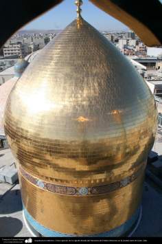 Architecture islamique, vue de la coupole en or du santuaire de Fatima Ma&#039;souma dans la sainte ville de Qom- 79