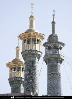 Vista dos minaretes e seus mosaicos decorativos do Santuário de Hazrat Masuma (SA) em Qom, Irã 