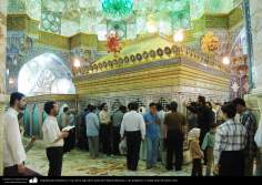 اسلامی معماری - شہر قم میں حضرت معصومہ (س) کی ضریح مبارک اور زائرین کا مجمع - ۷۵