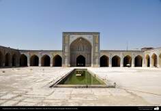 Architettura islamica-Vista di architettura di una moschea storica rivestita di piastrelle in Iran-200