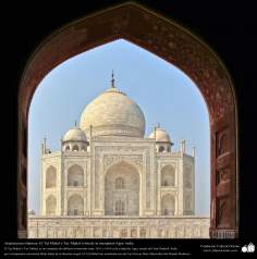 O belo Taj Mahal  visto da janela de uma mesquita - Agra, Índia