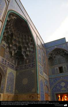 Architettura islamica-Una vista di rivestimento storico di piastrelle(Kashi-Kari) di moschea Sheikh(sceicco)Lotf-O-Llah-Isfahan(Iran)-11