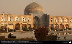 Architecture islamique une vue de la coupole et de motif de carrelage historique de la mosquée Lotfollah dans la ville d&#039;Esphahan en Iran- 3