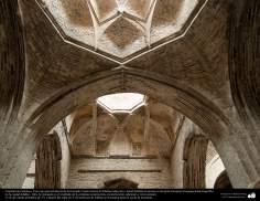 Arquitetura Islâmica - Interior da mesquita Yame e sua arquitetura e decoração, Isfahan. Construida por volta de 771