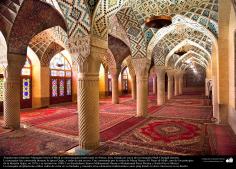 Arquitetura Islâmica - Mesquita Nasir al Mulk,fica nos arredores da mesquita Shah Cheragh. é uma tradicional mesquita construida por volta de 1888
