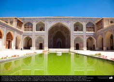 اسلامی معماری - شہر شیراز میں &quot;نصیر الملک&quot; نام کی پرانی مسجد اور صحن، ایران - سن ۱۸۸۸ء - ۱۱
