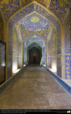 معماری اسلامی منظره ای از سالن مسجد شیخ لطف الله در اصفهان ، ایران - 9