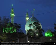 Arquitetura islâmica - Vista da linda mesquita de Jamkaran, com seus minaretes e cúpulas iluminados em uma noite