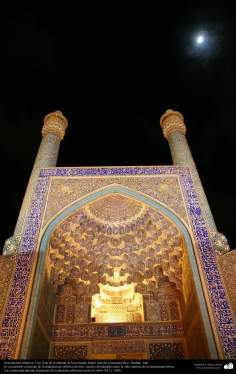 اسلامی فن تعمیر - شہر اصفہان میں "امام خمینی" نام کی تاریخی مسجد کا گیٹ اور مینارہ اور اس پر کاشی کاری (ٹائل)، ایران - ۵