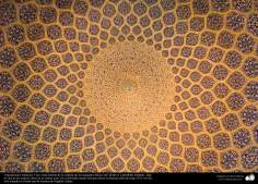 Исламская архитектура - Облицовка кафельной плиткой (Каши Кари) и внутренний фасад купола мечети Шейха Лютфуллы в Исфахане , Иран – 19