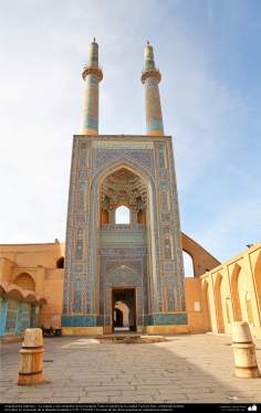 Arquitetura Islâmica - A entrada e minaretes da mesquita Yame, na cidade iraniana de Yazd