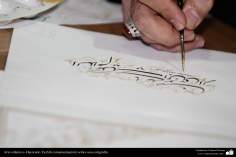 Arte Islâmica - Artista fazendo Tazhib (ornamentação) sobre uma caligrafia - 1