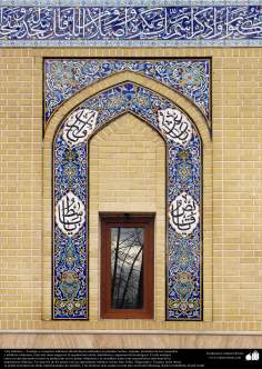 Azulejos e mosaicos decorativos (Kashi Kari) enfeitando a parede de um mesquita