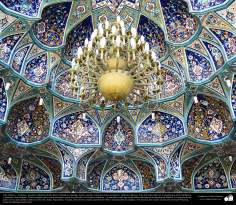 معماری اسلامی - نمایی از سقف کاشی کاری ومقرنس کاری شده ، لوستر اویزان ،حرم حضرت معصومه - قم،ایران - 55