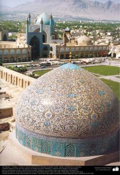 معماری اسلامی - نمایی از کاشی های استفاده شده در گنبد و مناره ها برای دکوراسیون مساجد وساختمان های جهان اسلام - 35