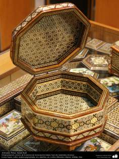اسلامی ہنر - فن خاتم کاری سے ہاتھ سے سجایا ہوا باکس (ایک قسم کا مرصع جڑنا) ، ایران - ۸۳