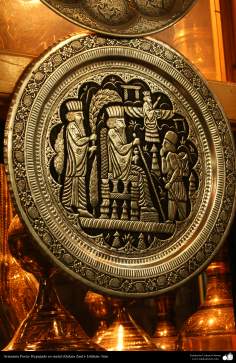 هنر اسلامی - صنایع دستی - قلم زنی - هنر برجسته فلزی - بشقاب فلزی قلم زنی شده با نقشی از تصویر پادشاهان ایرانی - 33