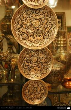 イスラム美術（手工芸品 、 金属に彫金（Qalam Zani)をする業, パターン化・装飾されている金属製のお皿） - 32