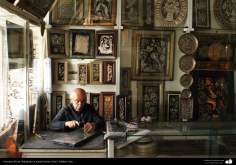 اسلامی فن - دھات پر حکاکی کے ذریعے سجاوٹی تصویریں ابھرے نقوش کے ساتھ دکان میں (فن قلم زنی) - ۲