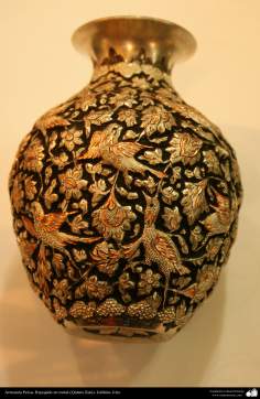 اسلامی ہنر - دھات پر حکاکی کے ذریعہ گلدان پر پھول اور پرندہ کی ڈیزاین (قلم زنی فن) - ۲۴